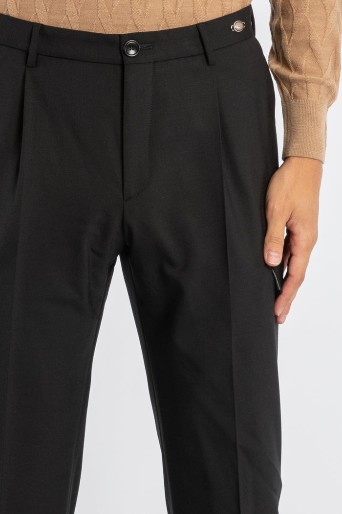 Pantalone nero con tasche laterali-2