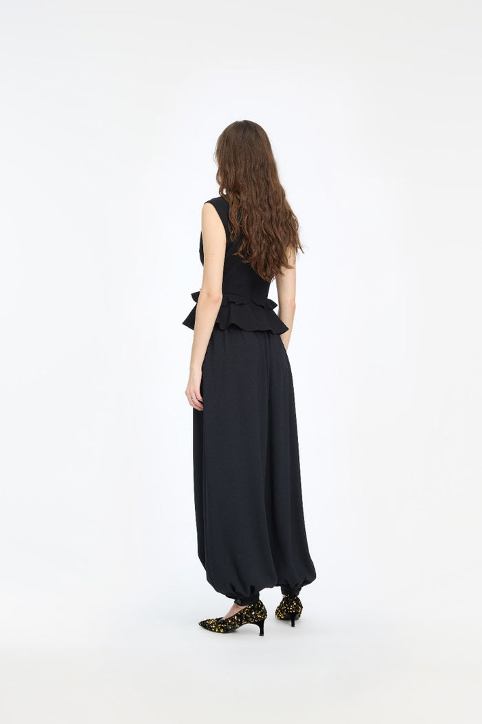 Top nero con scollo a V e stampa floreale-5