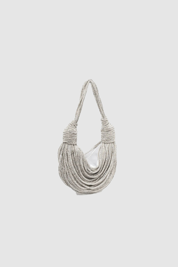 Borsa hobo argento, intrecciata e realizzata con numerosi fili tempestati di pietre, completata da dettagli raffinati sul manico.