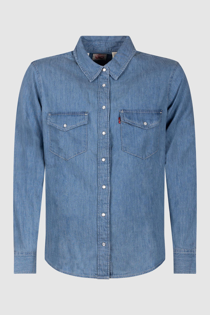 Camicia denim chiara con bottoni a pressione e tasche sul petto