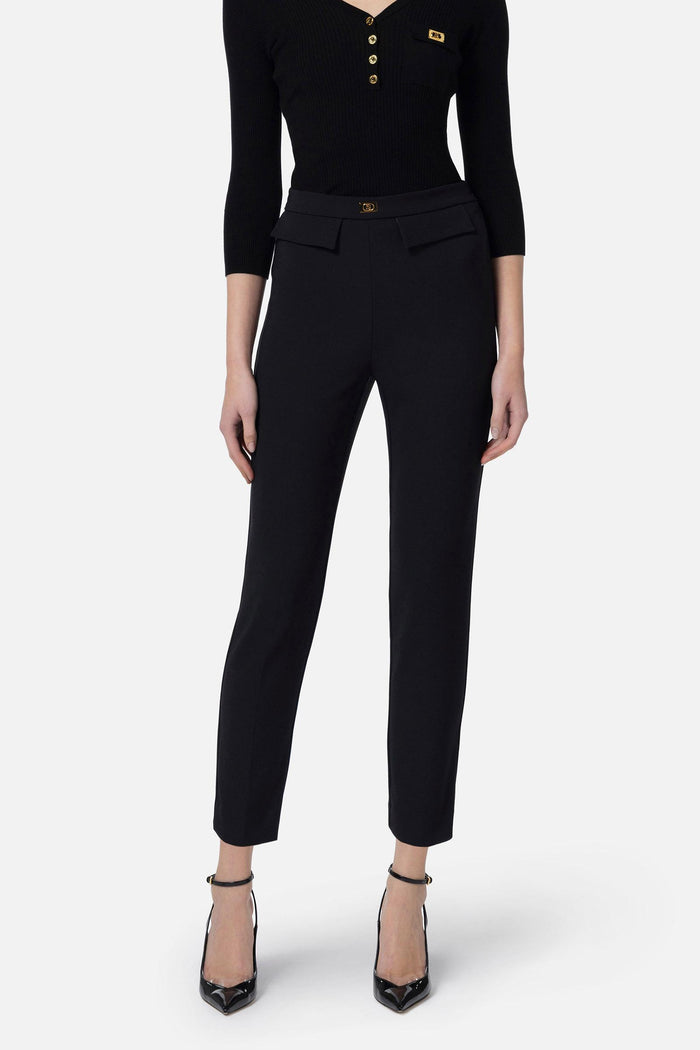 Pantaloni slim in crêpe con placca logo<BR/>
